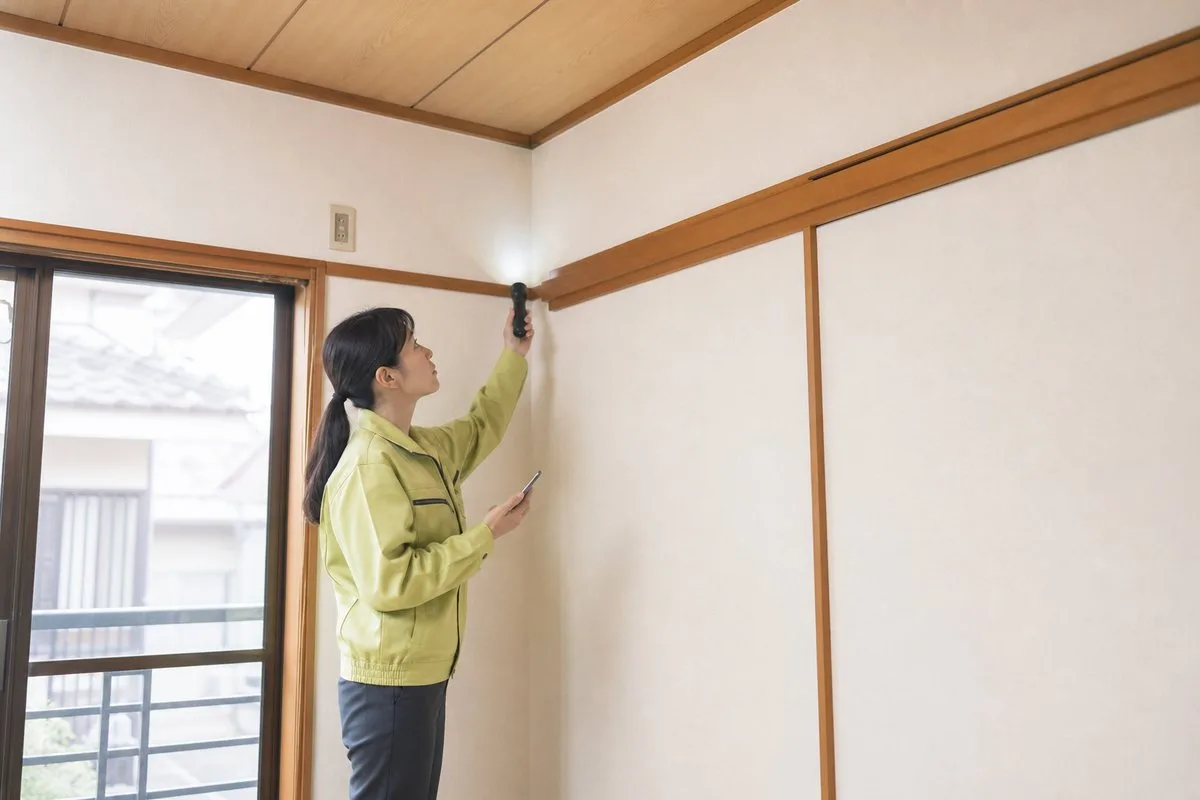 空き家の雨漏りを室内から確認するスタッフ