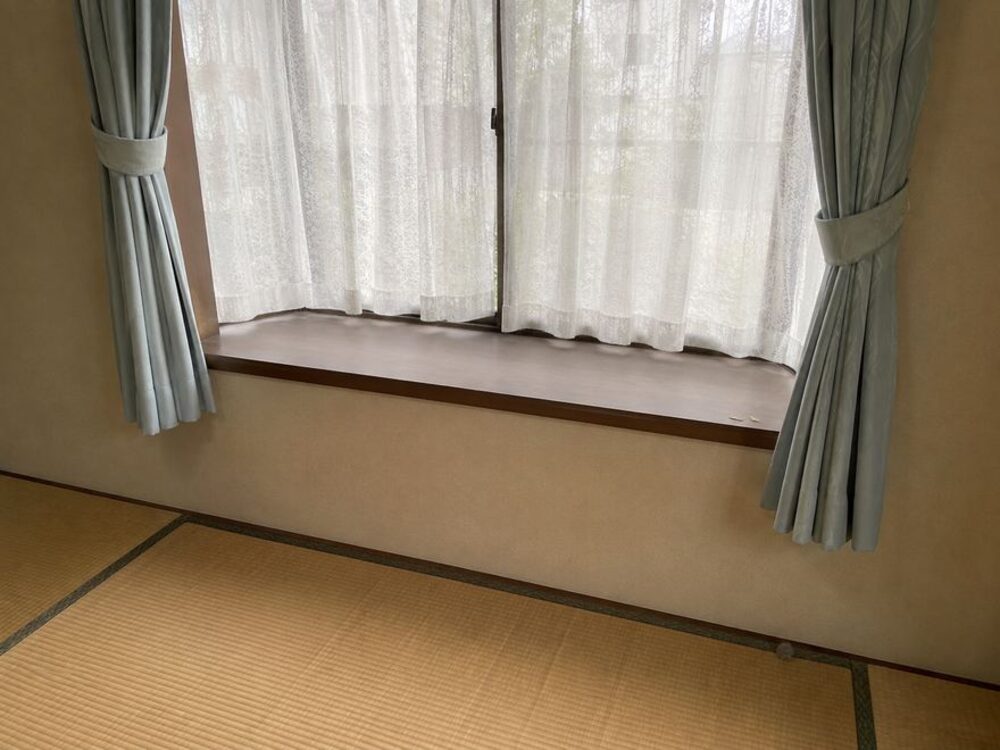 空き家管理レポートの作業前の写真：和室 出窓