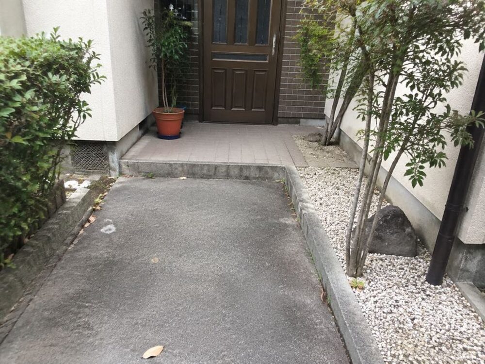 空き家管理レポートの作業前の写真：玄関アプローチ