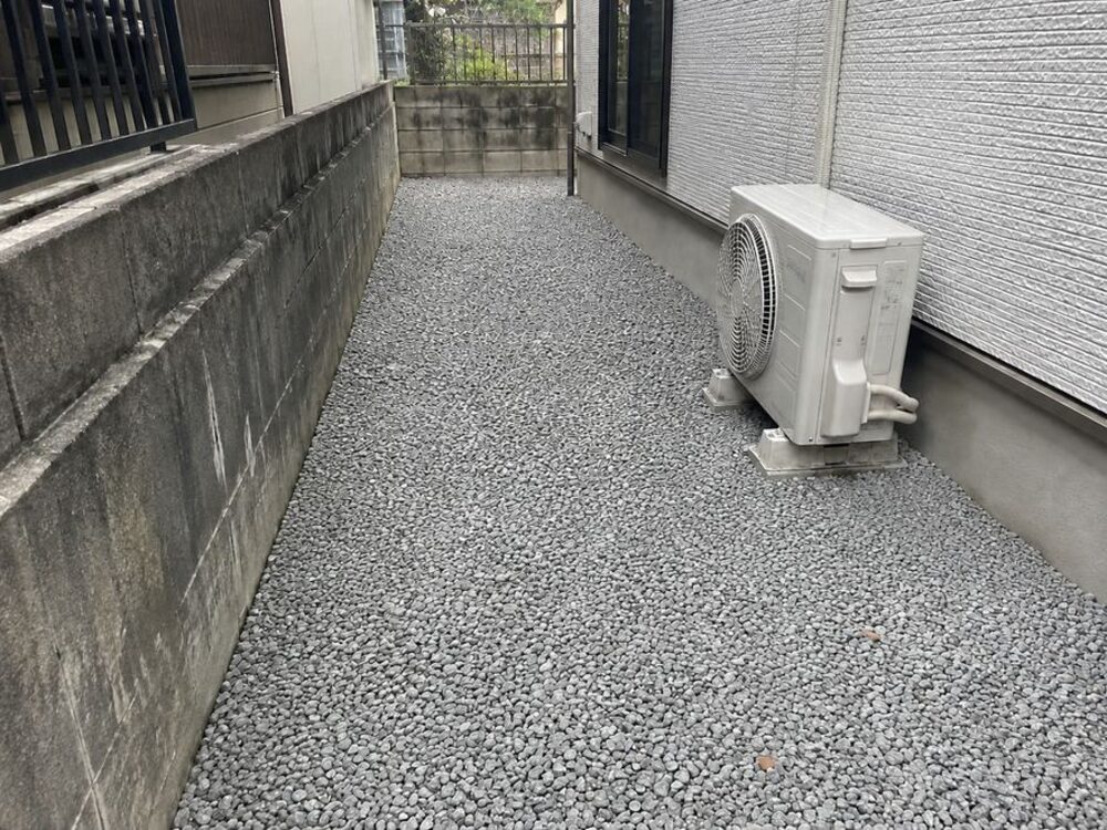 空き家管理レポートの作業後の写真：建物脇 砂利通路