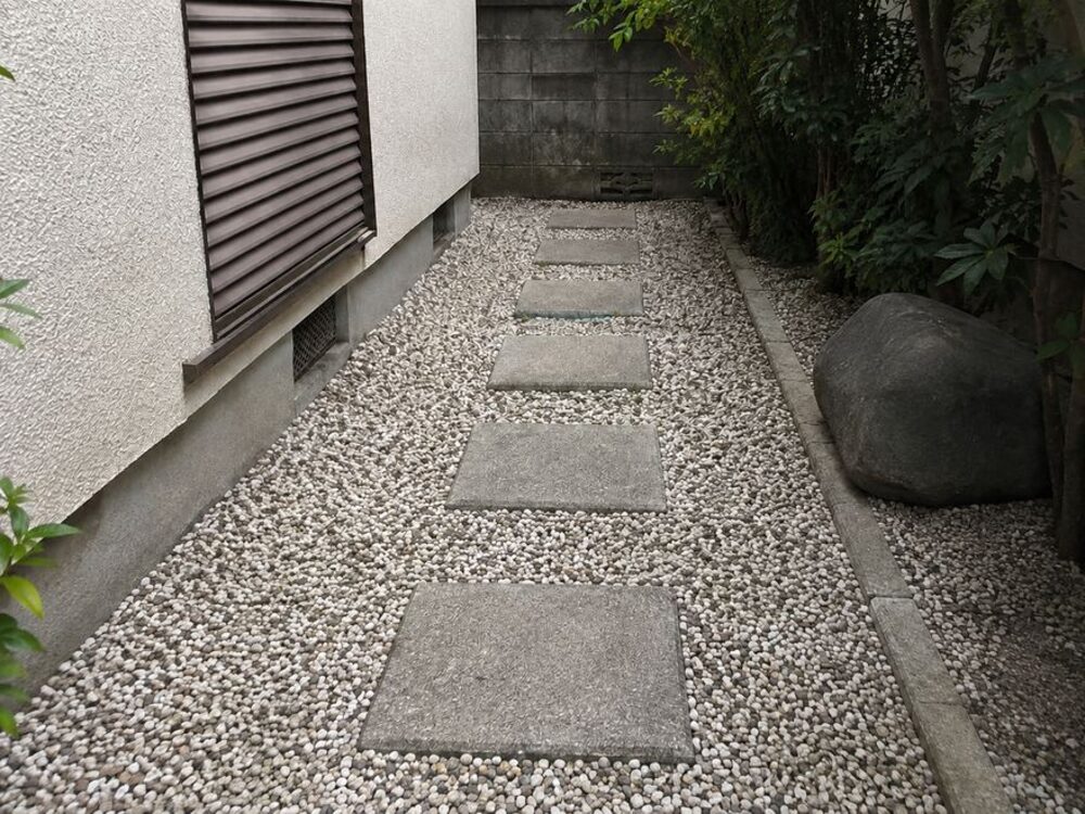 空き家管理レポートの作業後の写真：飛び石の通路