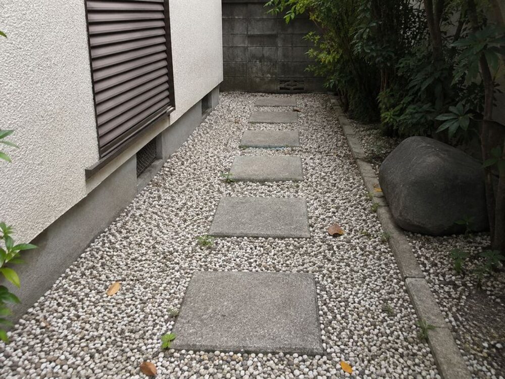 空き家管理レポートの作業前の写真：飛び石の通路